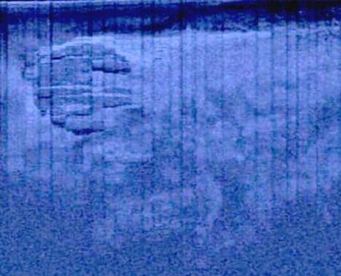 Imagen submarina con forma misteriosa similar a un objeto ovalado, parte de fotos reales sin explicación hasta hoy.