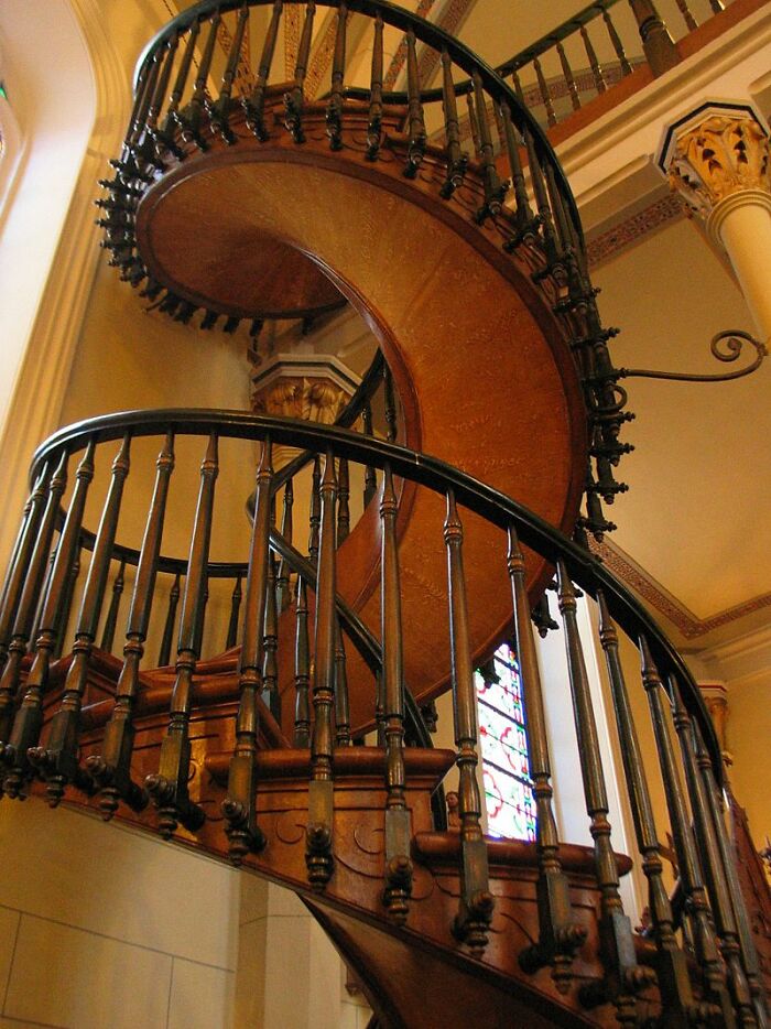 Escalera de caracol de madera en una iglesia con estructura inexplicable según fotos reales sin explicación hasta hoy.