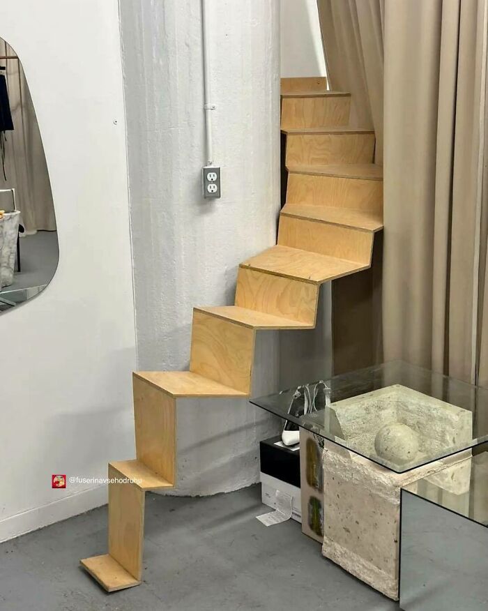 Escalera con diseño imposible demostrando uno de los más divertidos fallos de construcción sorprendentes y peligrosos.