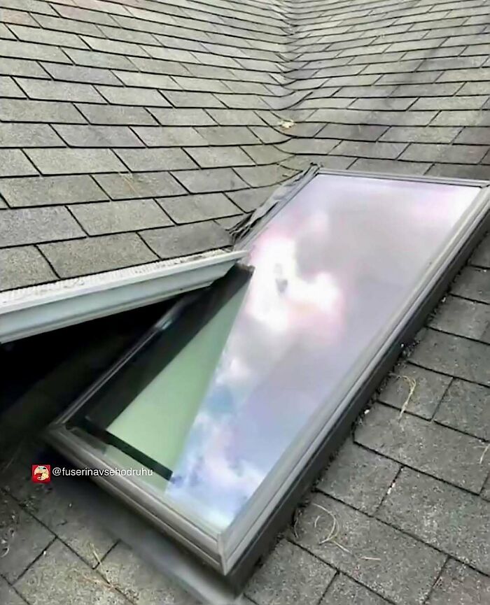 Ventana instalada incorrectamente en el techo, uno de los divertidos fallos de construcción que causan problemas y risas.