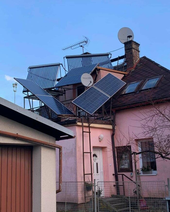 Paneles solares instalados de forma irregular y desordenada, mostrando divertidos fallos de construcción.