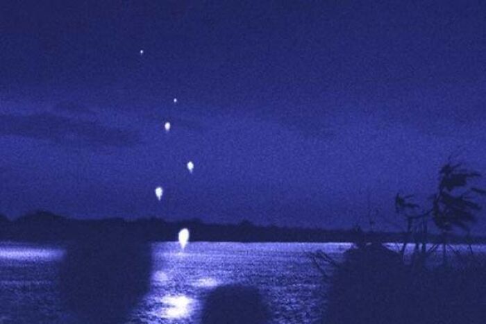 Luces misteriosas sobre un río por la noche en una de las fotos reales que permanecen sin explicación.