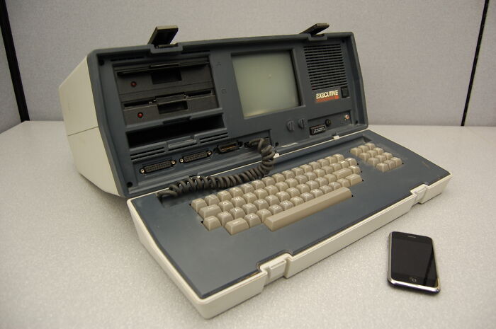 Computadora antigua portátil vintage con teclado y pantalla pequeña ilustrando decisiones tan malas que arruinaron vidas.