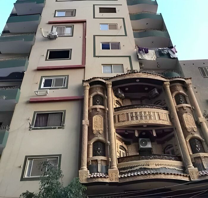 Fachada de edificio con divertidos fallos de construcción en ventanas y balcones que generan un diseño caótico.