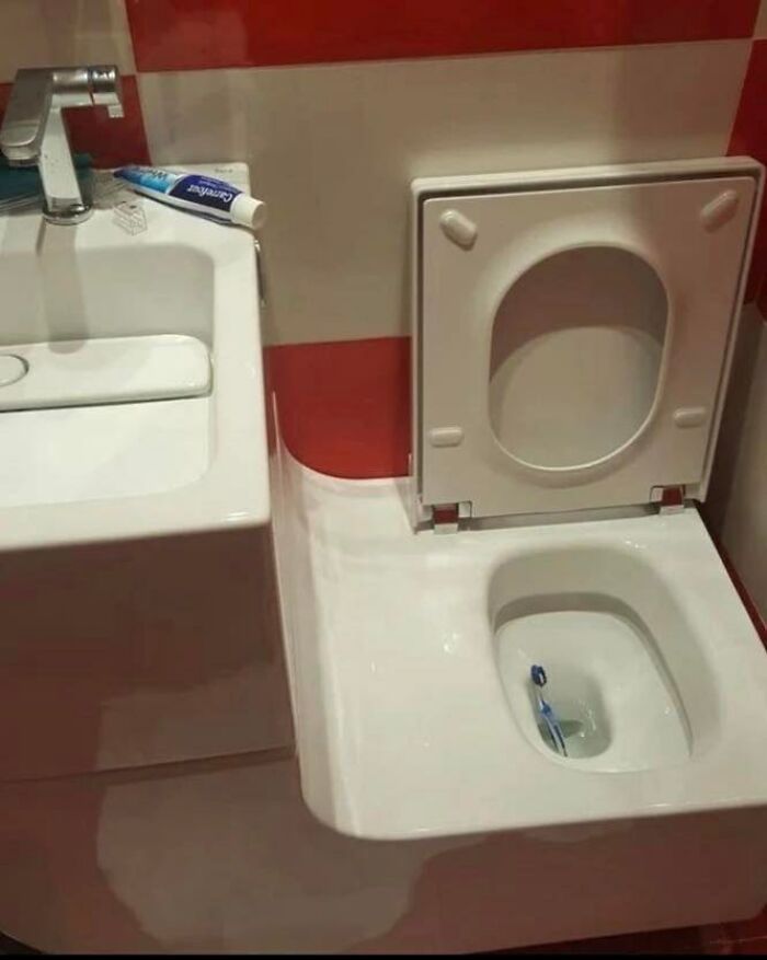 Baño con fallos de construcción divertidos, lavabo y lavabo en diseño compacto con detalles poco funcionales.