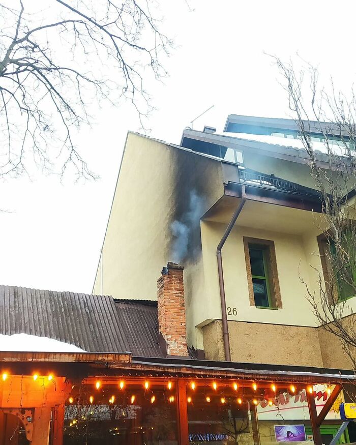 Chimenea mal instalada con humo manchando la pared, uno de los divertidos fallos de construcción para reír y llorar.