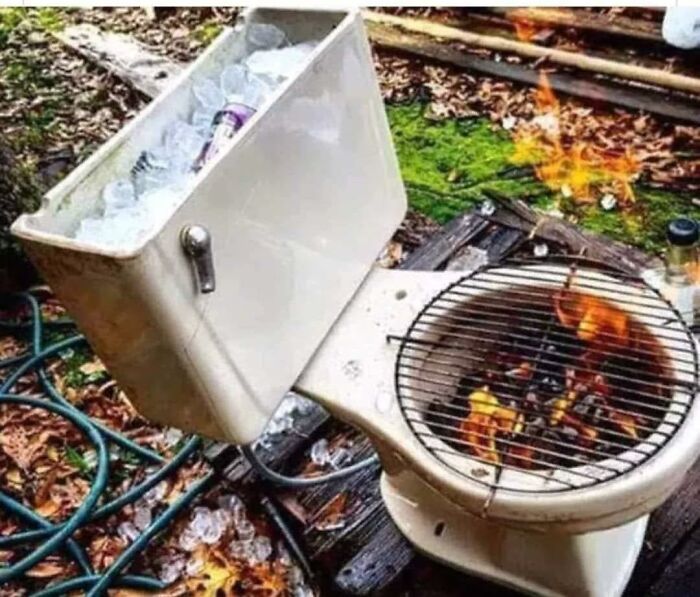 WC convertido en parrilla con fuego y tapa llena de hielo, un divertido fallo de construcción al aire libre.