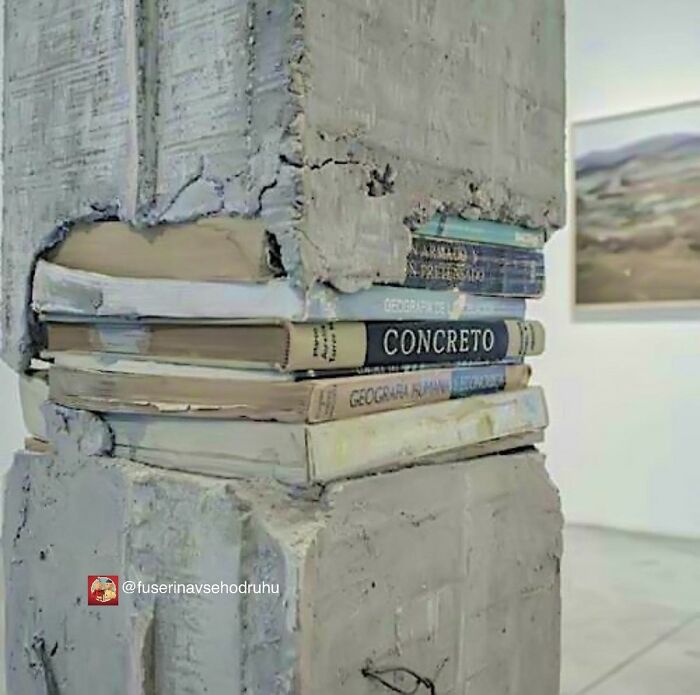 Fallos de construcción divertidos mostrando una columna de concreto con libros usados como soporte central.