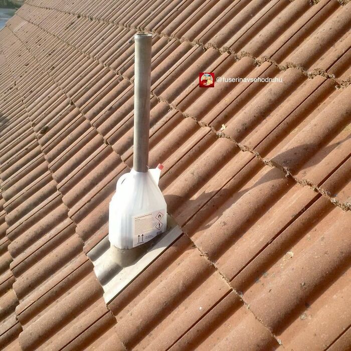 Fallo de construcción en techo con tubos y tanque plástico mal instalados causando un error divertido.