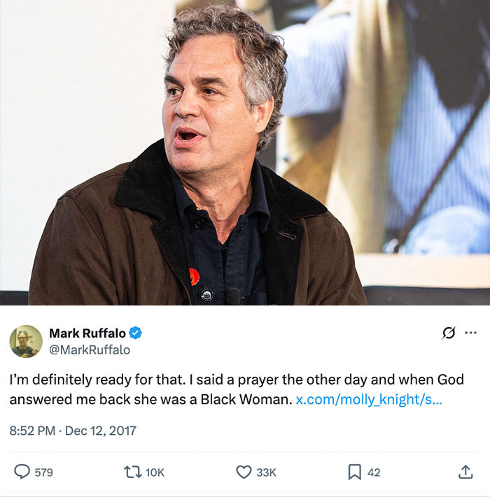 Mark Ruffalo hablando sobre su declaración de que Dios es una mujer negra en un evento público.