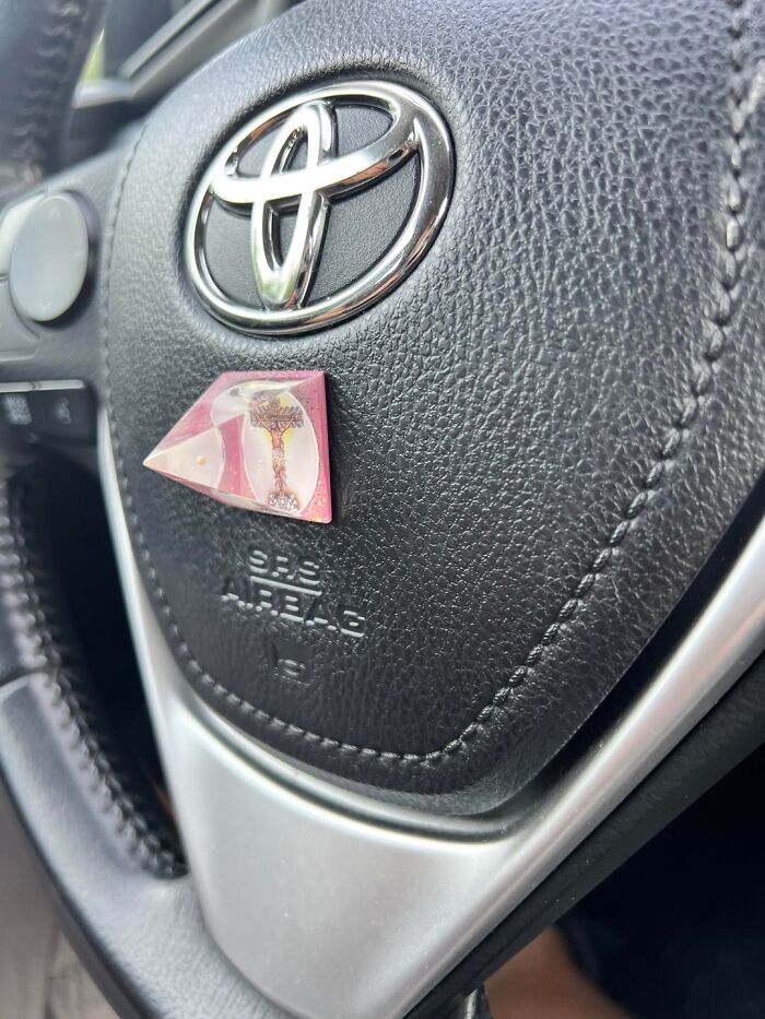 Pegatina en volante Toyota tapando el área de la bolsa de aire, ejemplo de algo peligroso sin darse cuenta.