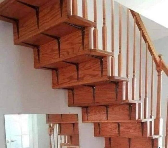 Escalera con diseño peligroso que podría causar accidentes, ejemplo de personas que hicieron algo sin darse cuenta del riesgo.