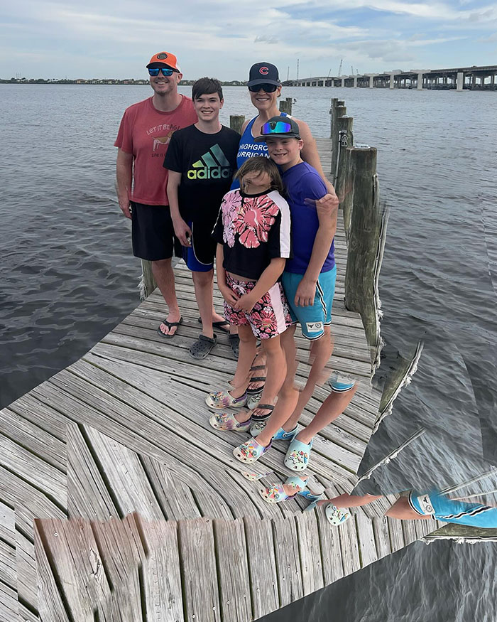 Familia en un muelle con efecto fotográfico extraño, ejemplo de fotos de vacaciones que no salieron como se esperaba.