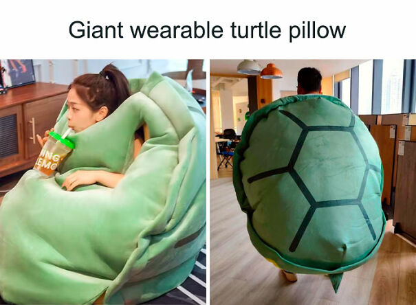 Persona usando una almohada gigante con forma de tortuga portátil, mostrando que puedo apoyar esta idea cómodamente.