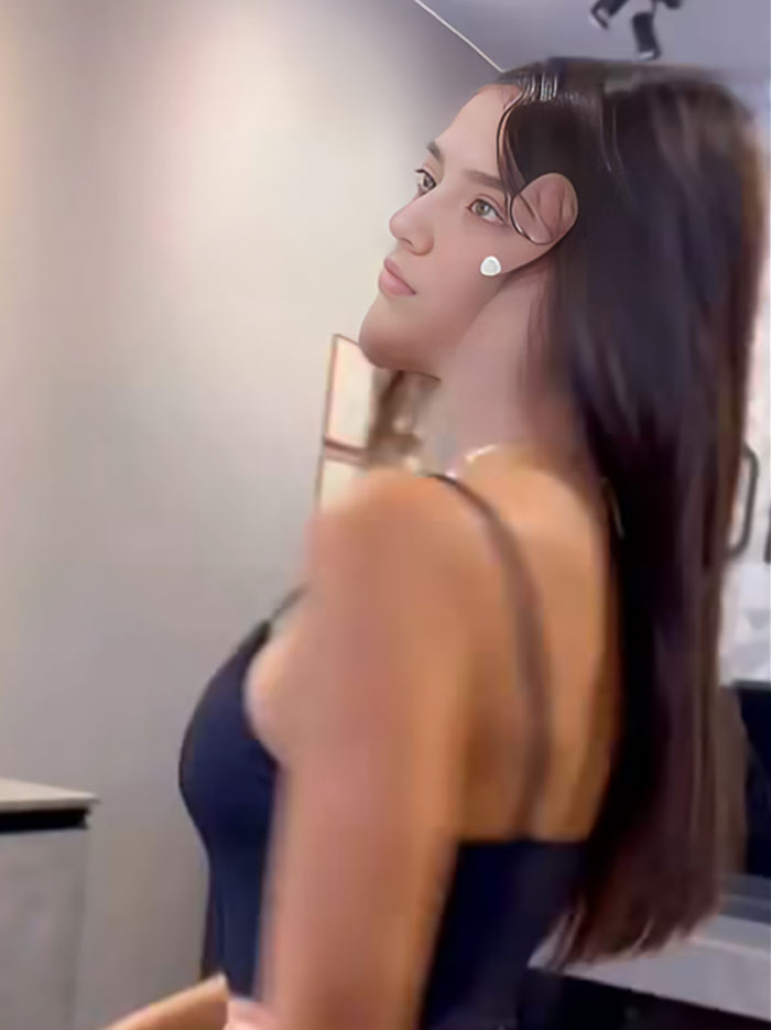 Joven influencer posando en perfil, mostrando un error en su maquillaje que causó risas en redes sociales.