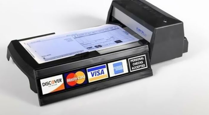 Dispositivo lector de cheques personales antiguo, tecnología que ya no existe y causa nostalgia en quienes la usaron.