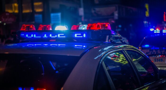 Luces de patrulla policial en la noche representan decisiones tan malas que arruinaron vidas de personas.
