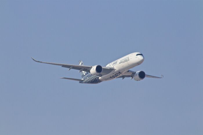 Avión Airbus A350 despegando en cielo despejado, ilustrando decisiones malas que arruinaron vidas.