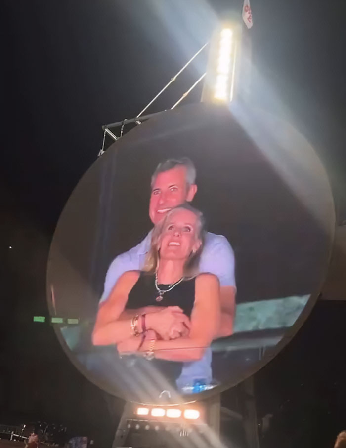 Pareja abrazándose frente a espejo iluminado en la noche, simbolizando malas decisiones que arruinaron vidas y relaciones.