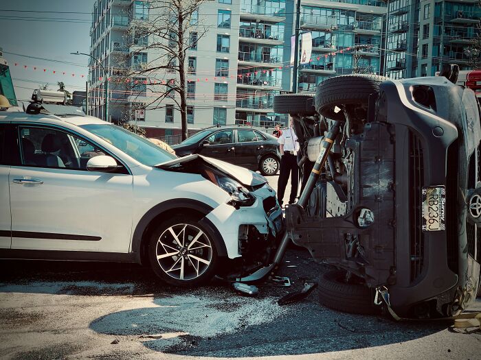 Accidente de coche grave en ciudad que ilustra decisiones malas que arruinaron vidas de personas involucradas.
