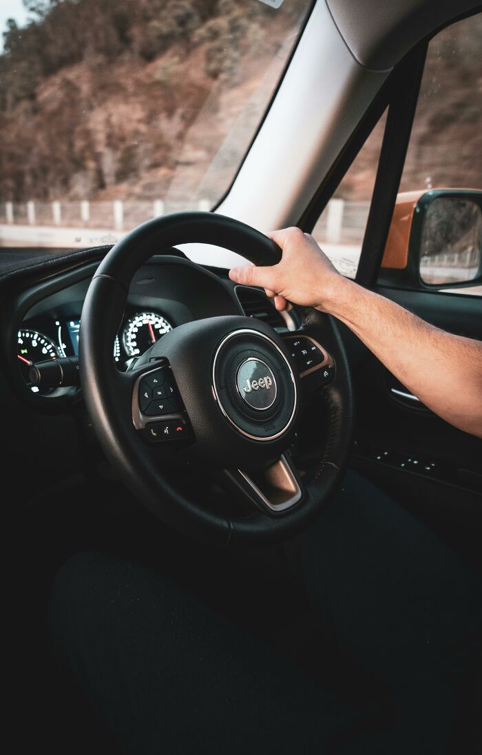 Persona conduciendo un Jeep, ilustrando el concepto de decisiones malas que arruinaron vidas en situaciones cotidianas.