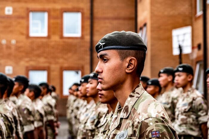 Soldados en formación militar con uniforme y boina, representando a personas que accidentalmente cambiaron el mundo de alguien.