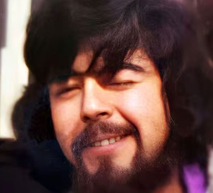 Hombre con barba y cabello oscuro sonriendo, relacionado con historias reales de Nutty Putty Cave que causan miedo. Hombre con barba y cabello oscuro sonriendo, relacionado con historias reales de Nutty Putty Cave que causan miedo.