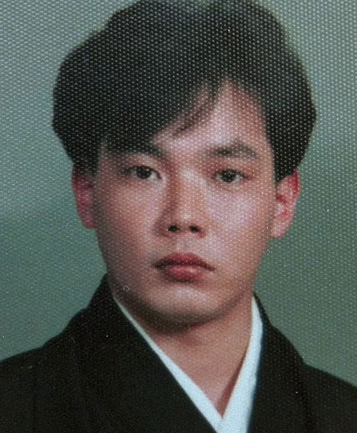 Retrato de hombre joven serio relacionado con historias reales aterradoras de Nutty Putty Cave en un fondo neutro. Retrato de hombre joven serio relacionado con historias reales aterradoras de Nutty Putty Cave en un fondo neutro.