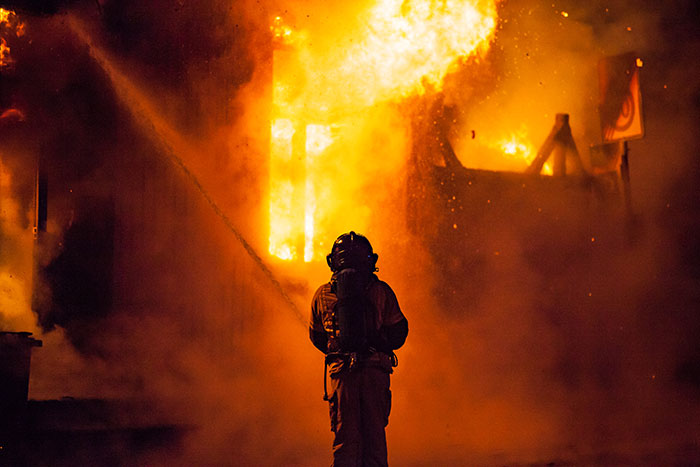 Bombero enfrentando fuego intenso, simbolizando relatos reales de miedo en Nutty Putty Cave y experiencias aterradoras. Bombero enfrentando fuego intenso, simbolizando relatos reales de miedo en Nutty Putty Cave y experiencias aterradoras.