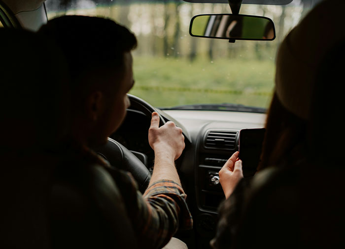 Vista desde el interior de un coche con dos personas, tema sobre personas que arruinaron la vida de alguien.
