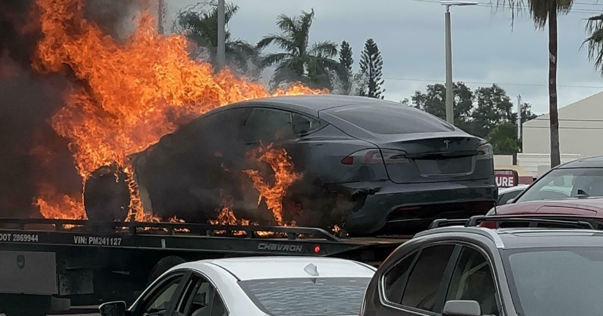 Auto elu00e9ctrico en plena averu00eda incendiu00e1ndose mientras estu00e1 en una gru00faa, averu00edas increu00edbles que tuvieron que fotografiar.