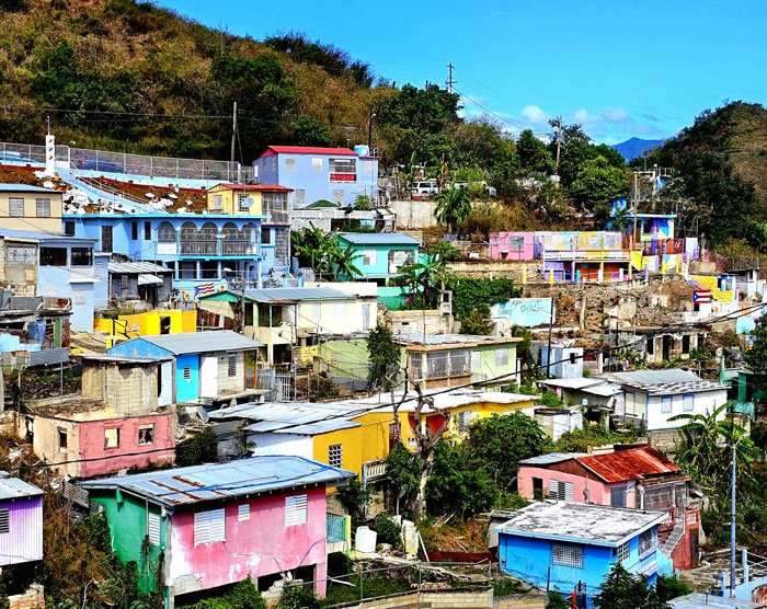 Barrios deteriorados con casas pequeñas y colores desvaídos en uno de los peores lugares que la gente ha visitado.