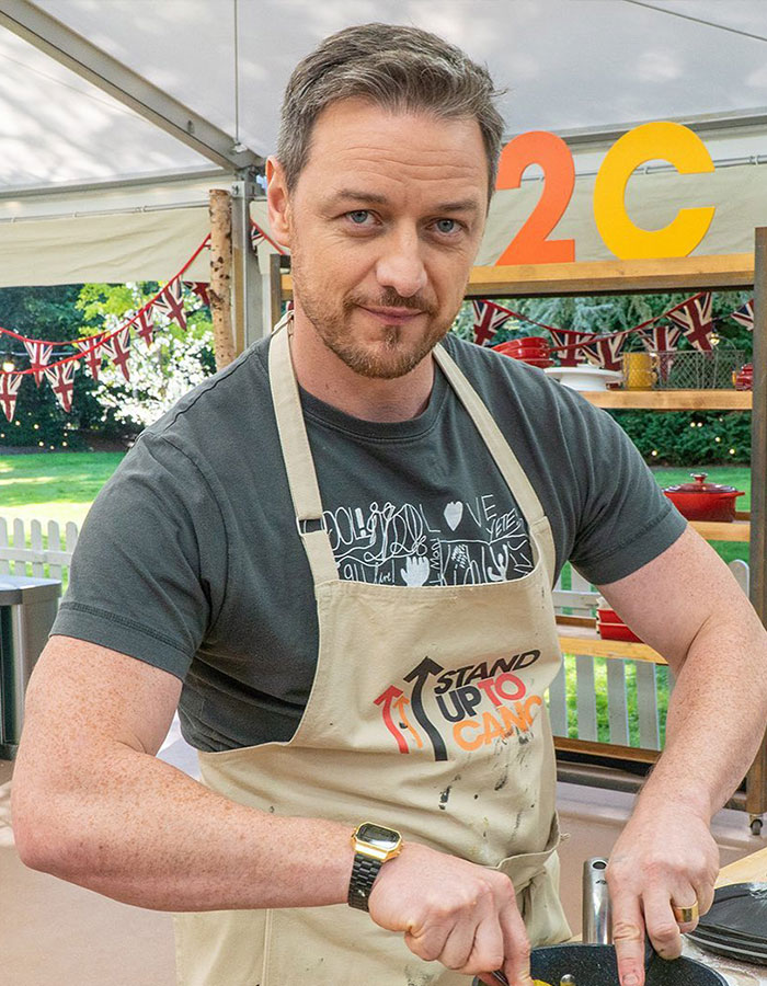 Hombre estrella con delantal cocinando al aire libre, mostrando la altura real impactante de famosos masculinos.