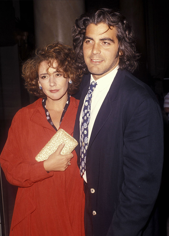 Pareja de celebridades posando junta en evento, representando matrimonios de celebridades olvidados en la cultura popular. Pareja de celebridades posando junta en evento, representando matrimonios de celebridades olvidados en la cultura popular.
