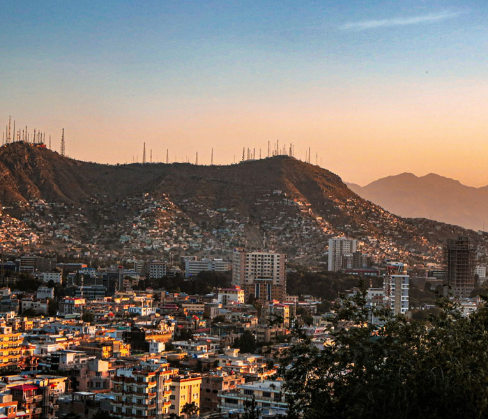 Vista panorámica de una ciudad al atardecer mostrando uno de los peores lugares que la gente ha visitado según opiniones.