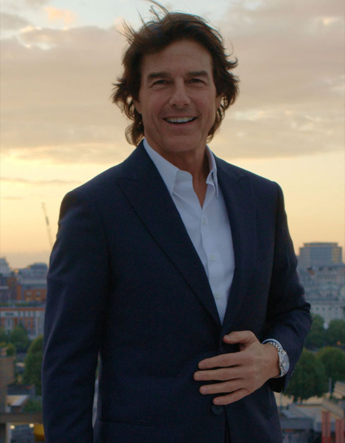 Actor masculino en traje elegante, destacando la sorpresa de la altura real de estrellas masculinas famosas.