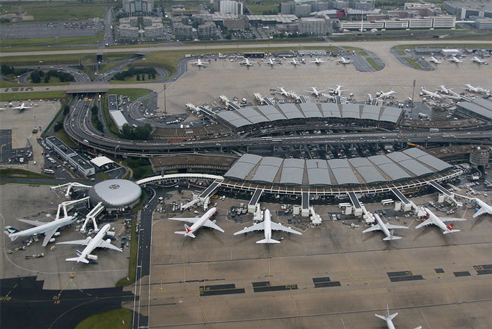 Vista aérea de uno de los peores lugares visitados, un aeropuerto con múltiples aviones estacionados y terminales congestionadas.