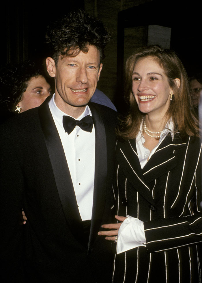 Pareja de celebridades vestida elegante en evento social, ejemplo de matrimonios celebrity olvidados en la historia. Pareja de celebridades vestida elegante en evento social, ejemplo de matrimonios celebrity olvidados en la historia.