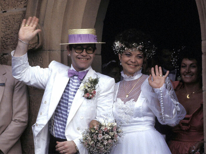 Pareja de celebridades en boda vintage sonriendo y saludando con trajes clásicos, símbolo de matrimonios de celebridades olvidados. Pareja de celebridades en boda vintage sonriendo y saludando con trajes clásicos, símbolo de matrimonios de celebridades olvidados.