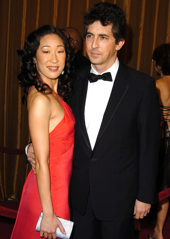 Pareja de celebridades elegantemente vestida en evento, representando matrimonios de celebridades olvidados. Pareja de celebridades elegantemente vestida en evento, representando matrimonios de celebridades olvidados.