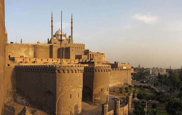 Fortaleza antigua y mezquita al atardecer en uno de los peores lugares visitados y compartidos por personas turistas.