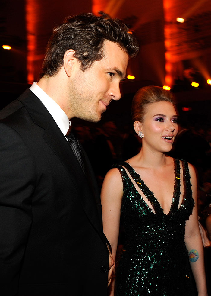 Pareja de celebridades en evento formal, representando matrimonios de celebridades olvidados en contexto social y glamuroso. Pareja de celebridades en evento formal, representando matrimonios de celebridades olvidados en contexto social y glamuroso.