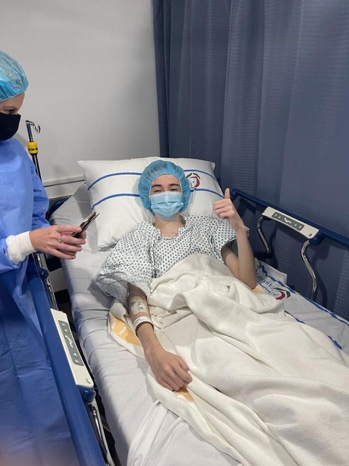 Paciente en hospital con bata médica y gorro quirúrgico recibiendo atención, relacionado con publicaciones médicas extrañas y desconcertantes.