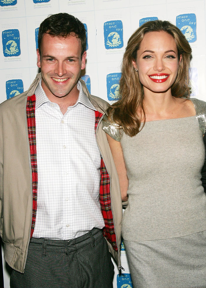 Pareja de celebridades sonriendo en evento Peace One Day, ilustrando matrimonios de celebridades olvidados y problemáticos. Pareja de celebridades sonriendo en evento Peace One Day, ilustrando matrimonios de celebridades olvidados y problemáticos.