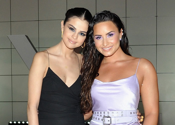 Selena Gomez y Demi Lovato posando juntas, representación de rupturas dramáticas entre mejores amigas famosas.