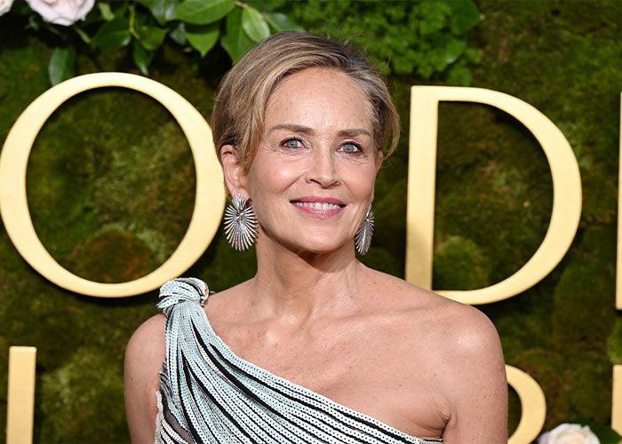 Actriz famosa sonriente en evento formal mostrando los costos ocultos y difíciles de la fama y la celebridad.