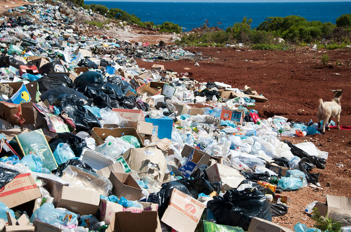Vertedero ilegal con basura acumulada en un paisaje natural, uno de los peores lugares que la gente ha visitado.