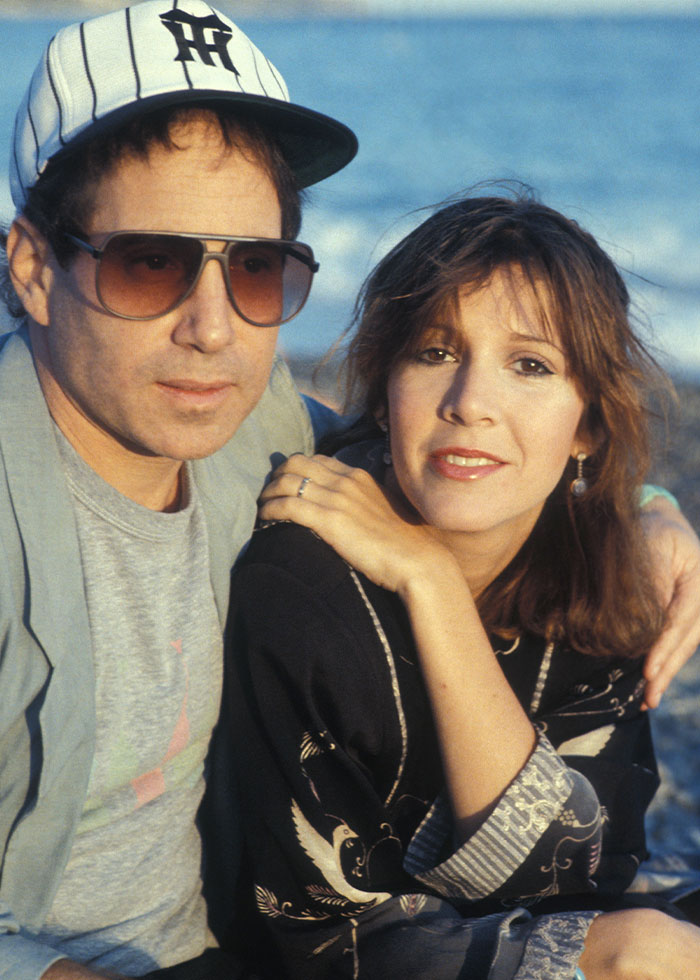 Pareja de celebridades en un momento íntimo al aire libre, representando matrimonios de celebridades olvidados. Pareja de celebridades en un momento íntimo al aire libre, representando matrimonios de celebridades olvidados.