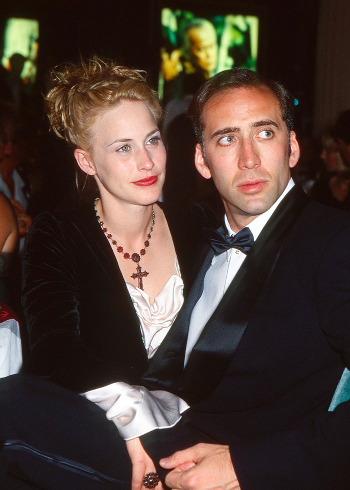 Pareja de celebridades en evento formal, representando matrimonios de famosos olvidados en la cultura popular. Pareja de celebridades en evento formal, representando matrimonios de famosos olvidados en la cultura popular.