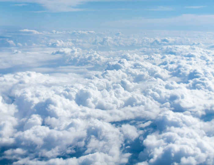 Vista aérea de nubes esponjosas y cielo azul, relacionada con momentos divertidos de desconocimiento común impactante.